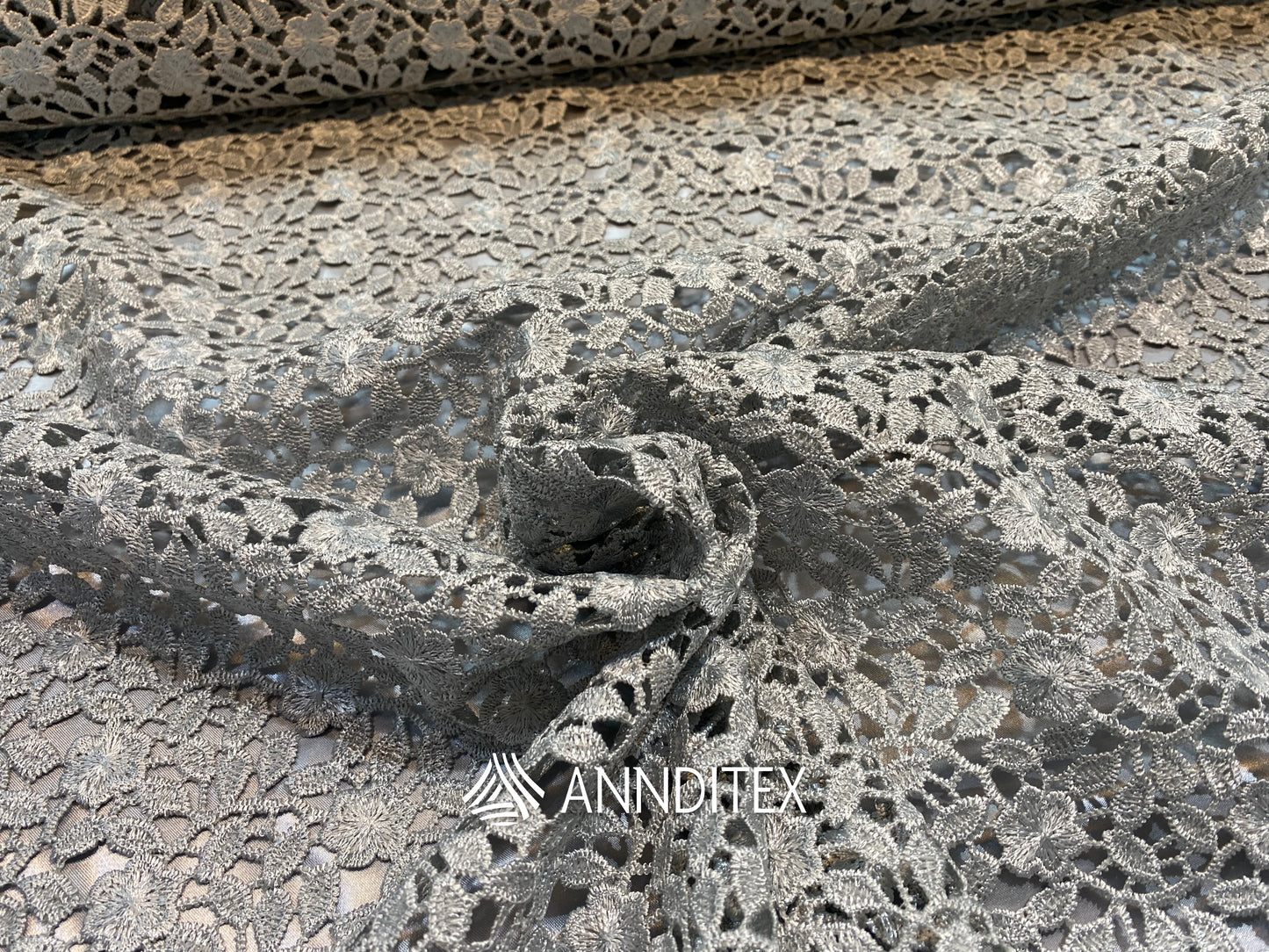 Wipiure floral – Negro, Chedrón, Gris y Beige | ANNDITEX