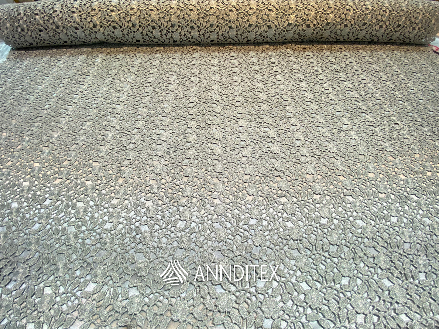 Wipiure floral – Negro, Chedrón, Gris y Beige | ANNDITEX