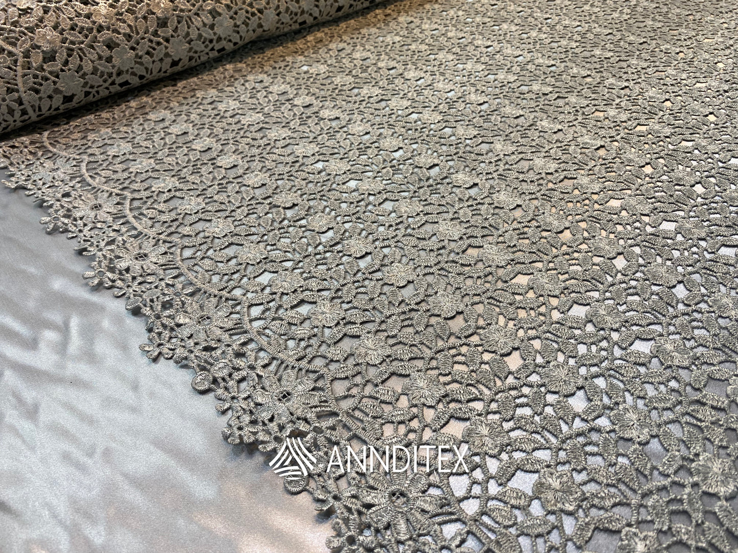 Wipiure floral – Negro, Chedrón, Gris y Beige | ANNDITEX