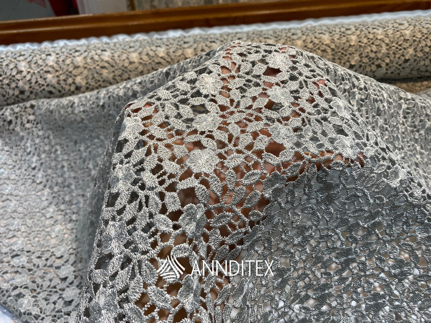 Wipiure floral – Negro, Chedrón, Gris y Beige | ANNDITEX